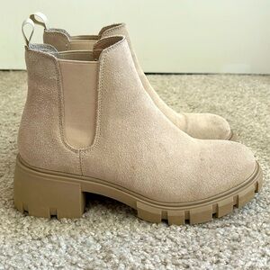 Steve Madden Howler Suede Ankle Boots in Sand size 8